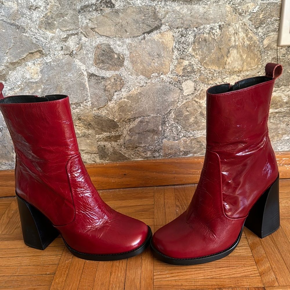 l'intervalle Red Boots - Picture 1 of 8